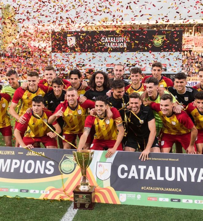 Dani Cárdenas celebrando la victoria con la Selección Catalana.