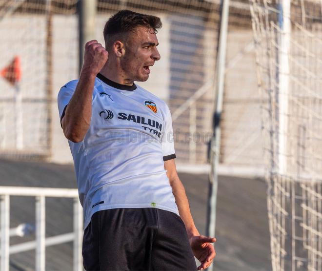 Tomás Inglés celebra un gol con la camiseta valencianista (Foto: Valencia CF).