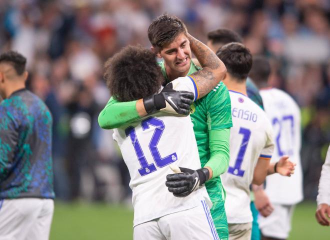 Courtois abraza a Marcelo tras un partido del Real Madrid (Foto: Cordon Press).