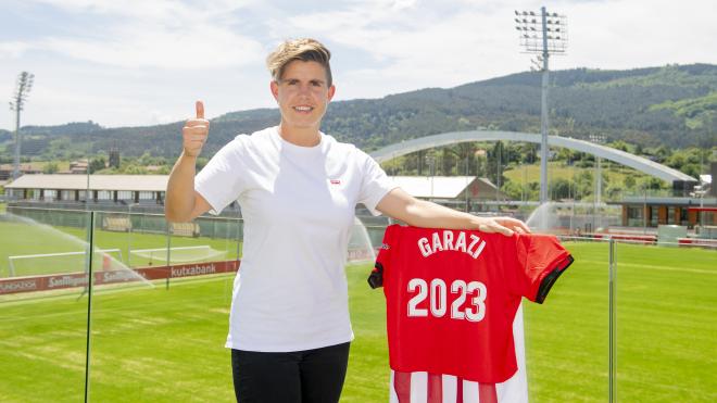 La central vizcaína Garazi Murua ha renovado su contrato con el Athletic Club por una campaña más.