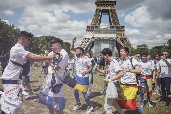 Aficionados del Real Madrid en París (Foto: EFE).
