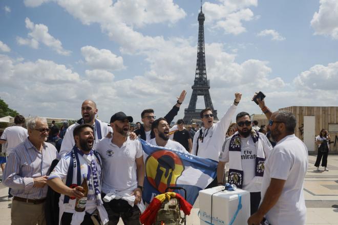 Aficionados del Real Madrid en París (Foto: EFE).