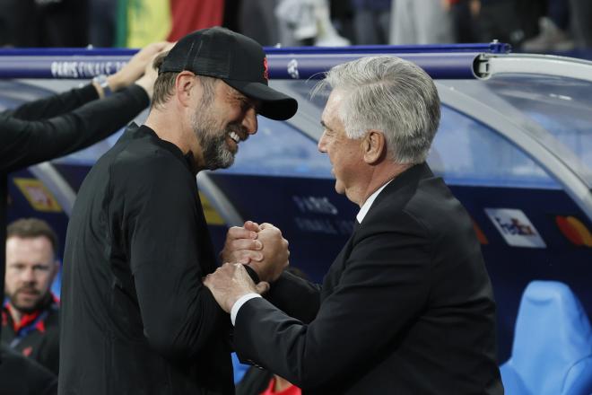 Ancelotti y Klopp se saludan antes de la final de la Champions (Foto: EFE).