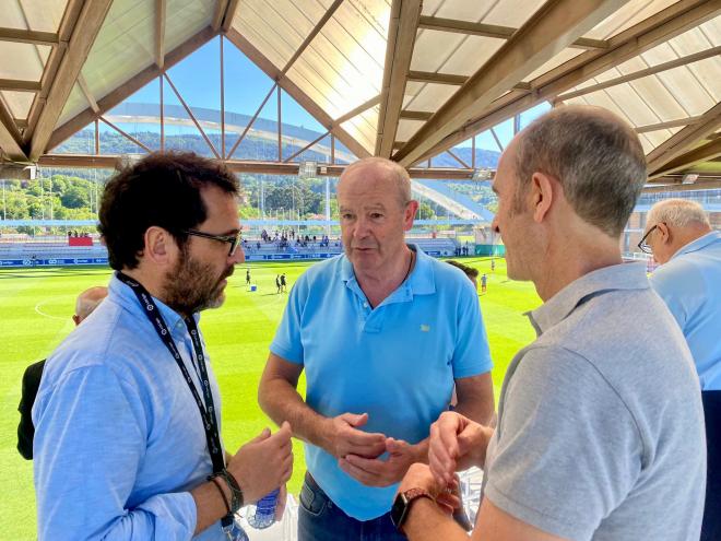 Ricardo Barkala habla en Lezama con Jon Larrea, presidente de la SD Amorebieta, y Javier Aldazabal, exdirectivo de Josu Urrutia en el Athletic Club.