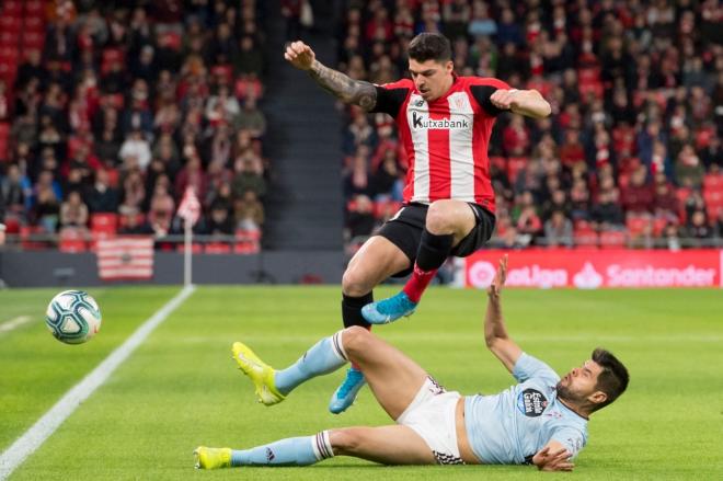 Volando: Ander Capa salta en un partido jugado ante el Celta de Vigo (Foto: Athletic Club).