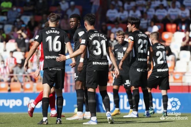 Varios jugadores del Málaga defienden una acción ante el Lugo (Foto: LaLiga).