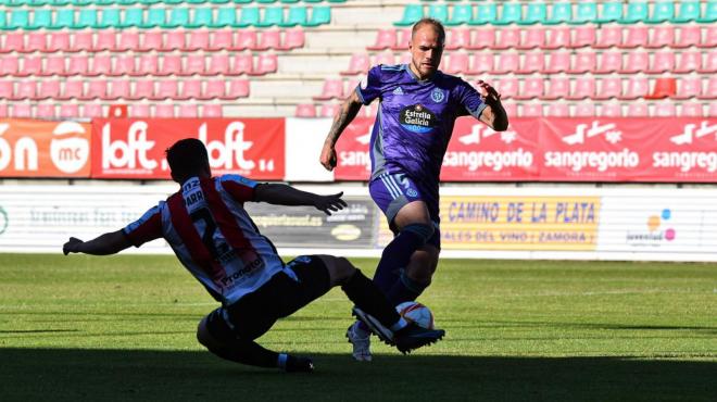 Sergio Benito trata de avanzar en Zamora (Foto: Real Valladolid).