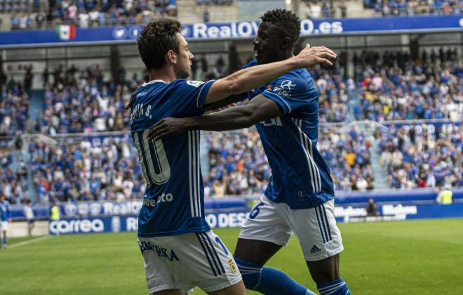 Borja Sánchez celebra su gol con Obeng durante el Real Oviedo-Ibiza (Foto: LaLiga).