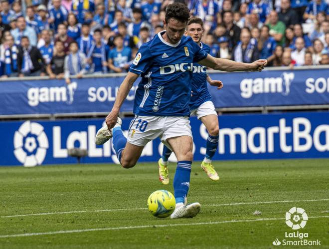 Borja Sánchez marca su gol durante el Real Oviedo-Ibiza (Foto: LaLiga).
