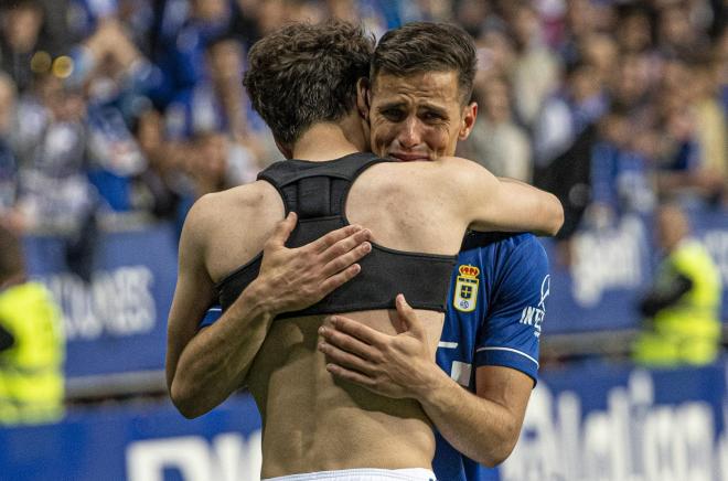 Los jugadores del Real Oviedo lloran tras la celebración por error del play off (Foto: LaLiga).