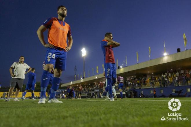 Los jugadores del Eibar, desconsolados, tras no ascender a LaLiga Santander (Foto: LaLiga)