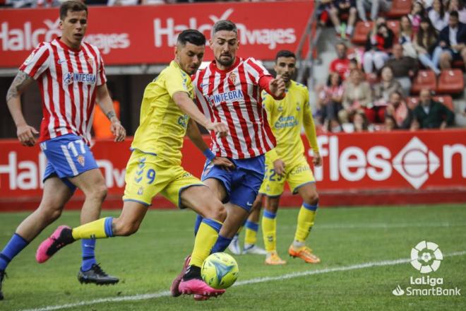 Borja López y Cristian Rivera enciman a un rival en el Sporting-Las Palmas (Foto: LaLiga)