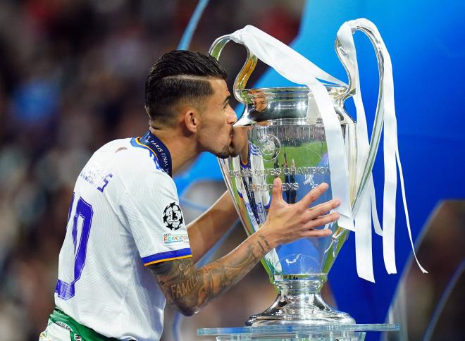 Dani Ceballos besa la Champions conquistada por el Real Madrid (Foto: Cordon Press).