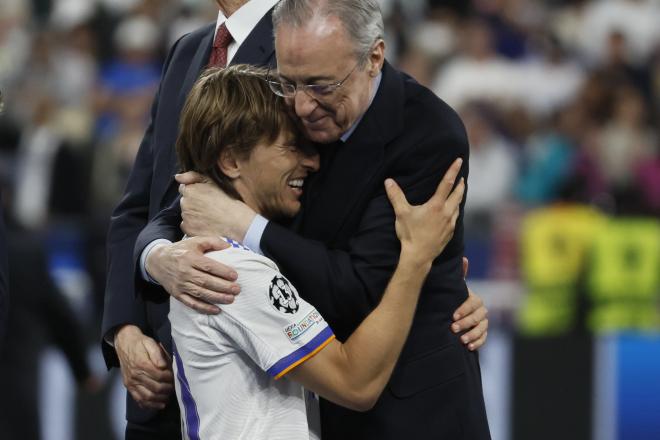Florentino Pérez abraza a Modric en la celebración del Real Madrid (Foto: EFE).