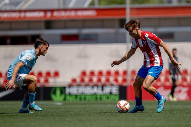 Lance de juego entre el Celta y el Atlético de Madrid juveniles en la Copa de Campeones (Foto: Atleti Academia)