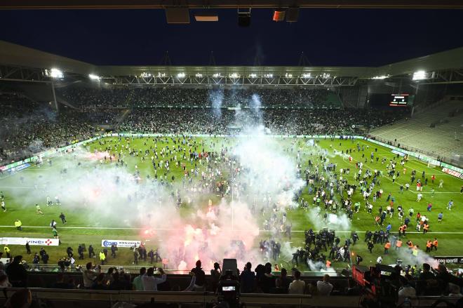 Incidentes en el estadio del Saint Etienne, equipo de Mangala (Foto: Cordon Press).