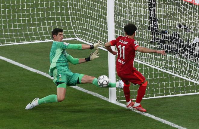Courtois saca una ocasión de Salah en la final Liverpool-Real Madrid (Foto: Cordon Press).