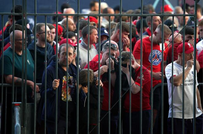 Los aficionados del Liverpool, rociados con gas lacrimógeno (Foto: Cordon Press).
