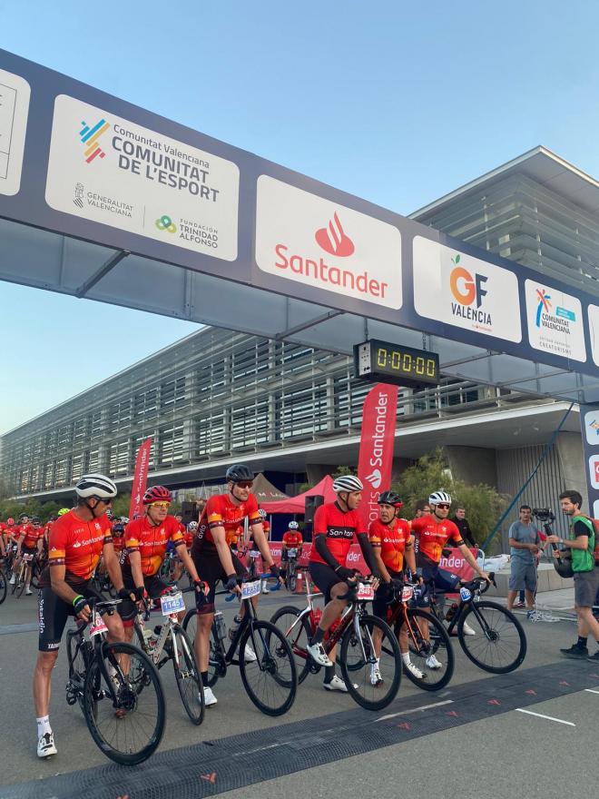 Más de 3.000 ciclistas, liderados por Indurain y Dori Ruano, ruedan en el Gran Fondo València