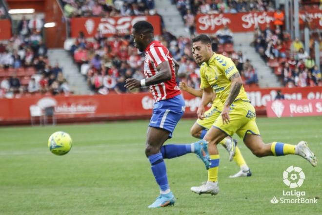 Puma Rodríguez se va de sus rivales en el Sporting-Las Palmas (Foto: LaLiga)