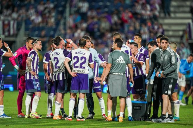 Pacheta y sus jugadores, en un parón del partido ante la UD Ibiza (Foto: Real Valladolid).