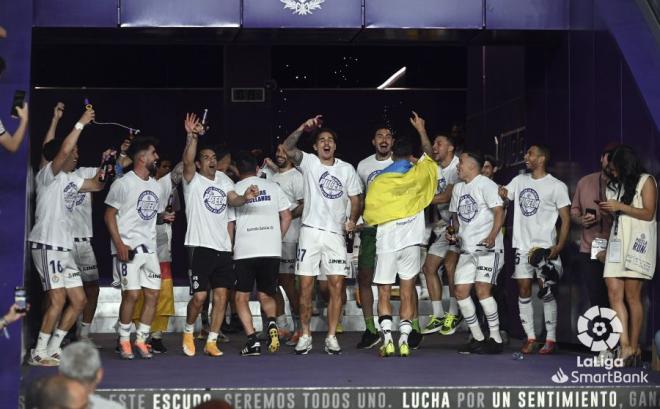 Los jugadores del Real Valladolid celebran el ascenso.