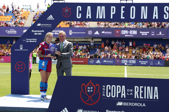 Mapi recoge el trofeo de la Copa del a Reina (Foto: Iberdrola).