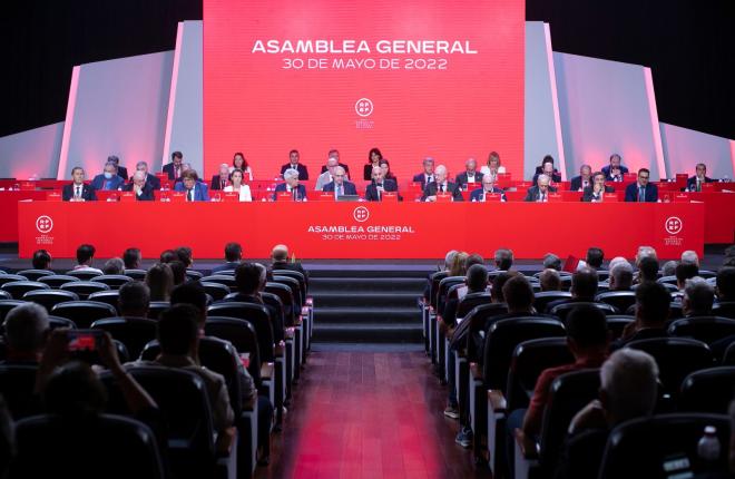 Asamblea de la RFEF presidida por Luis Rubiales (Foto: RFEF).