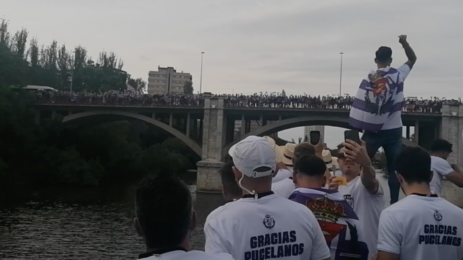 El Real Valladolid celebra el ascenso en el barco La Leyenda del Pisuerga.