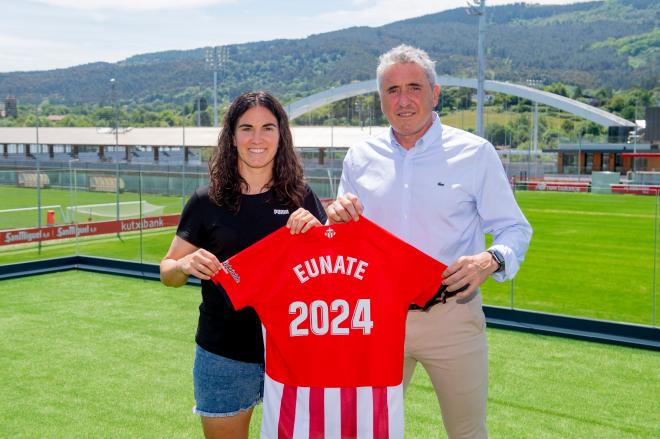 Eunate Arraiza y Joseba Aguirre tras renovar con el Athletic Club hasta 2024.