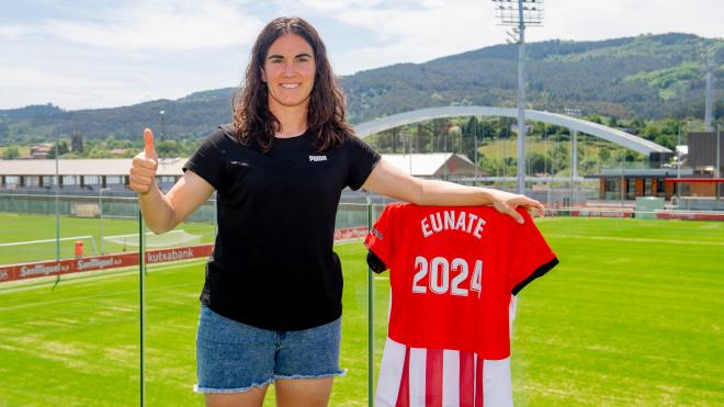 La jugadora Eunate Arraiza ha renovado con el Athletic Club hasta el año 2024.