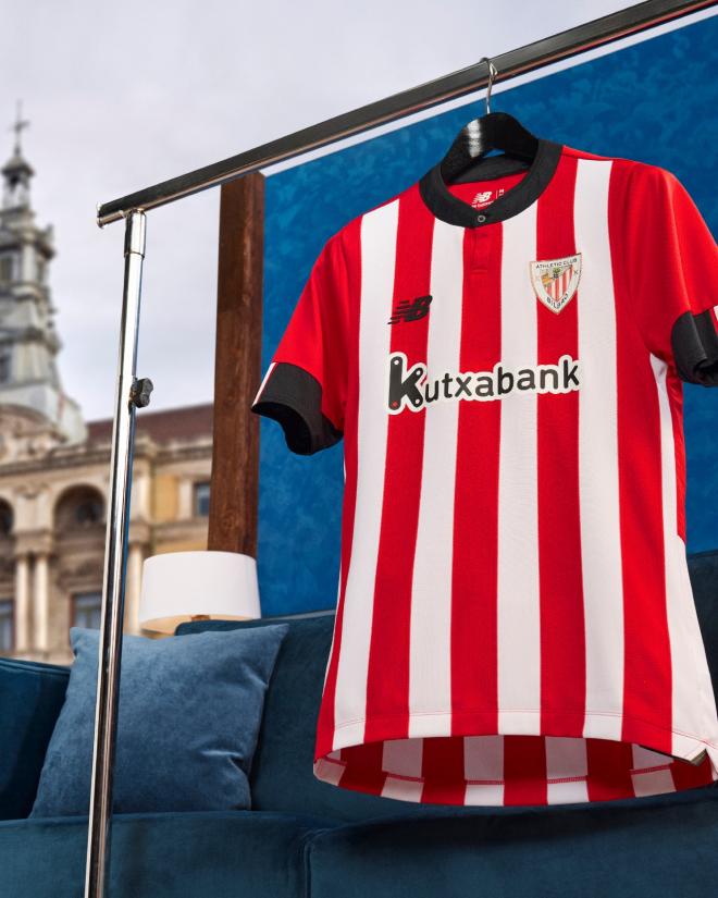 Plano muy bilbaíno de la nueva camiseta del Athletic Club con el Ayuntamiento al fondo.