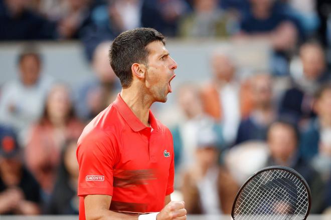 Novak Djokovic celebra un punto ante Rafa Nadal en Roland Garros (Foto: Cordon Press).