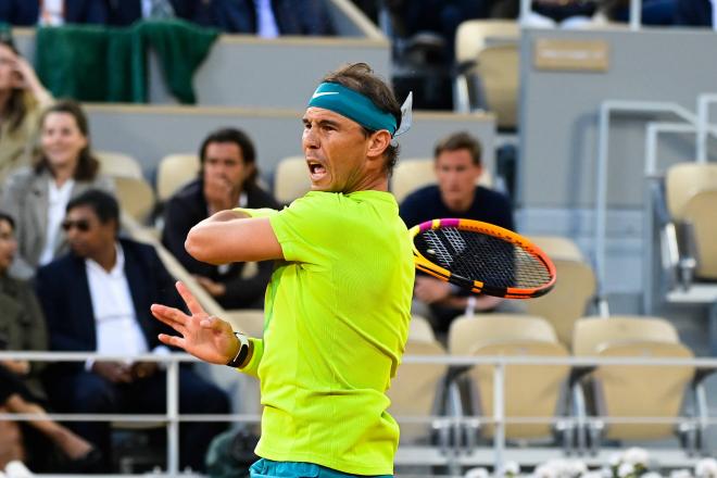Rafa Nadal golpea una pelota ante Djokovic en Roland Garros (Foto: Cordon Press).