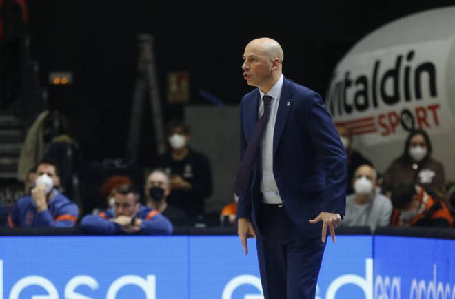 Peñarroya dice que esta semana hablará de su futuro con el Valencia