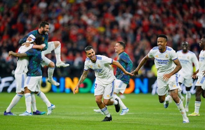 Dani Ceballos, Militao y otros jugadores del Real Madrid celebran la Champions ganada ante el Liverpool bajo las órdenes de Carlo Ancelotti.