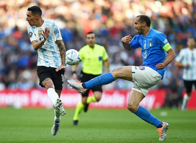 Chiellini, ante Di María (Foto: EFE).