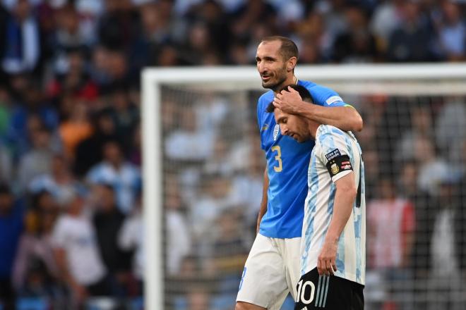 Chiellini y Messi se abrazan en el Italia-Argentina (Foto: EFE).