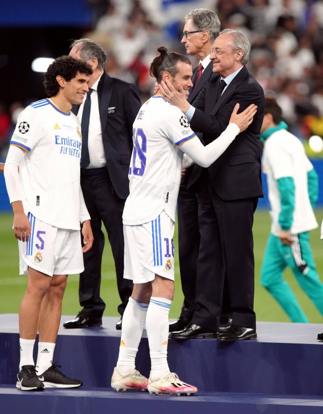 Florentino Pérez y Bale se saludan tras ganar la Champions al Liverpool (Foto: Cordon Press).
