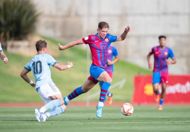 De la Iglesia intentando tapar a un rival (Foto: FCB).