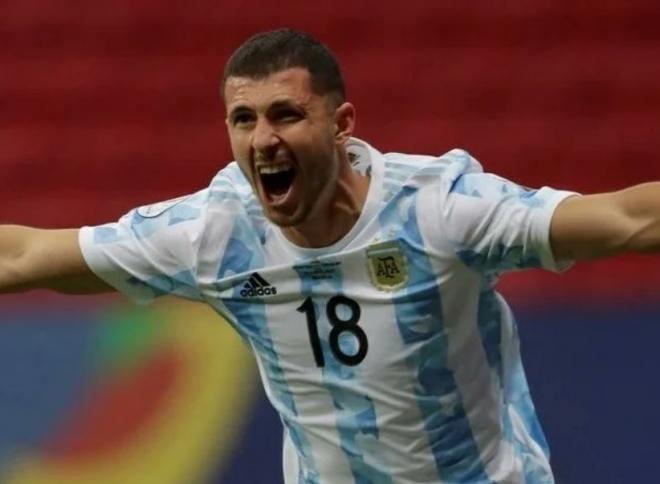 Guido Rodríguez celebra un gol ante Argentina.