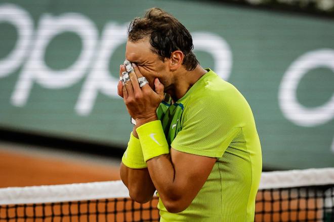 Rafa Nadal, emocionado tras ganar a Novak Djokovic en Roland Garros 2022 (Foto: Cordon Press).