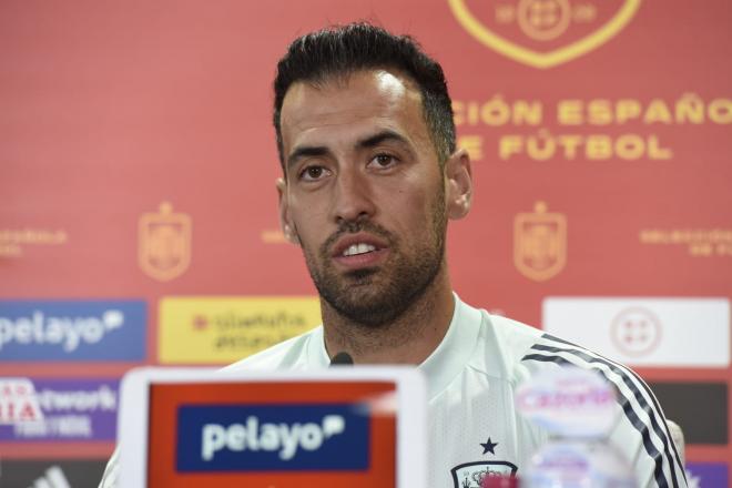 Sergio Busquets, en rueda de prensa con la selección (Foto: Kiko Hurtado).