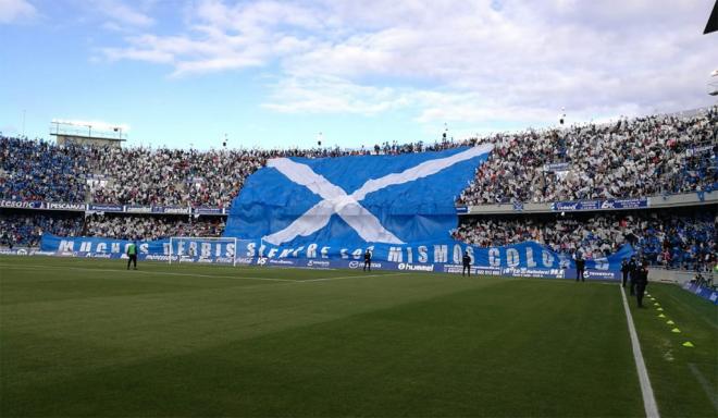 Afición del Tenerife durante un derbi (Foto: Sergio Méndez).