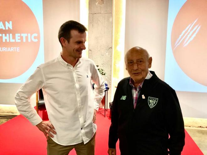 Jon Uriarte junto con J. A. Virumbrales, socio Nº 1 del Athletic Club (Foto: DMQ Bizkaia).