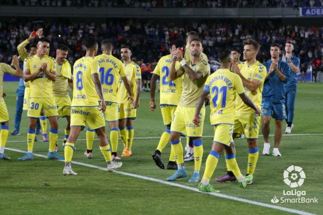 Los jugadores de Las Palmas aplauden a los aficionados tras el partido ante el Tenerife.