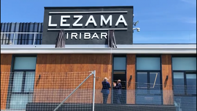 Iribar inaugurando la residencia del Athletic Club en Lezama junto a Aitor Elizegi.