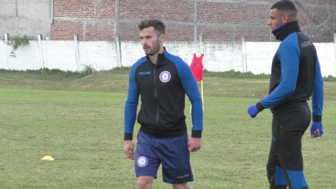 Saracchi, jugador del Levante UD, se ejercita con el Paysandú FC en Uruguay.