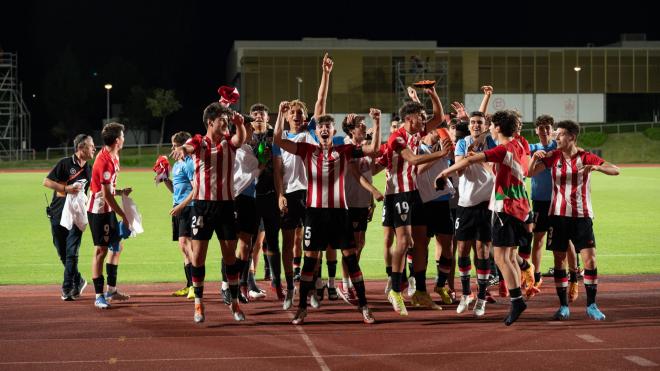 El Athletic juvenil celebra la victoria sobre el Real Betis. (Foto: Athletic / Sergio Reyes)