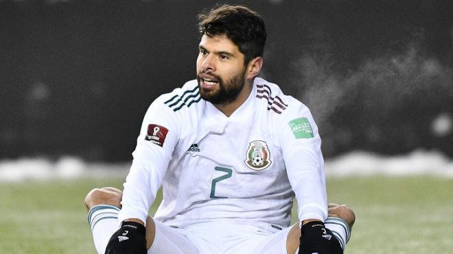 Néstor Araújo con México.